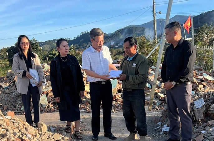 Lãnh đạo UBND xã D'ran trao kinh phí hỗ trợ người dân tại địa phương xây nhà do lũ lụt. (ảnh X.H)
 
