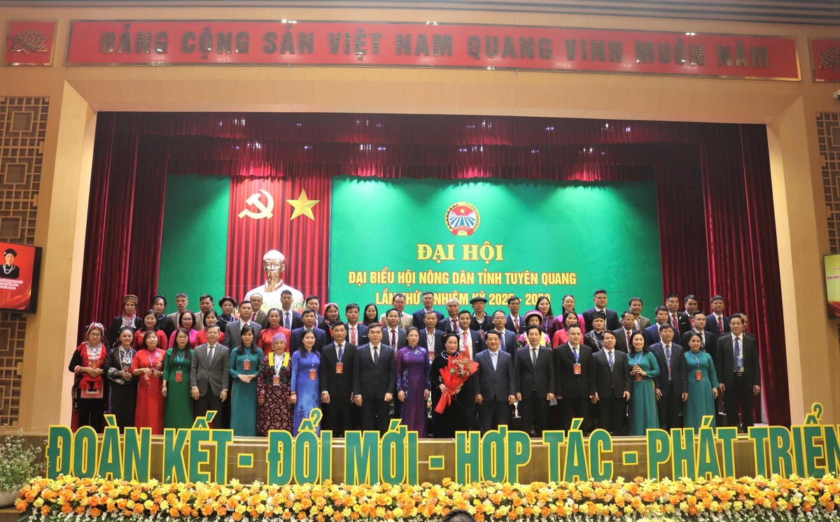 Lãnh đạo tỉnh Tuyên Quang chúc mừng Ban Chấp hành&nbsp;Hội Nông dân tỉnh Tuyên Quang khoá I, nhiệm kỳ 2025 - 2030. Ảnh: Đ.S.