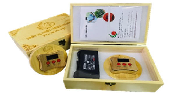 Bộ sản phẩm thiết bị nhiệt dược trị liệu và sử dụng chườm ở vùng lưng.