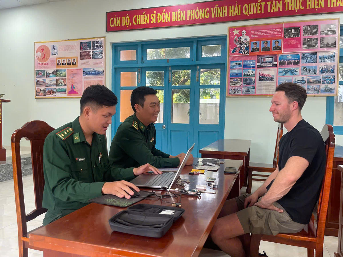 Bộ đội Biên phòng Khánh Hòa&nbsp; xác minh thông tin, thực hiện việc trao trả toàn bộ tài sản cho du khách. Ảnh: Văn Tân.