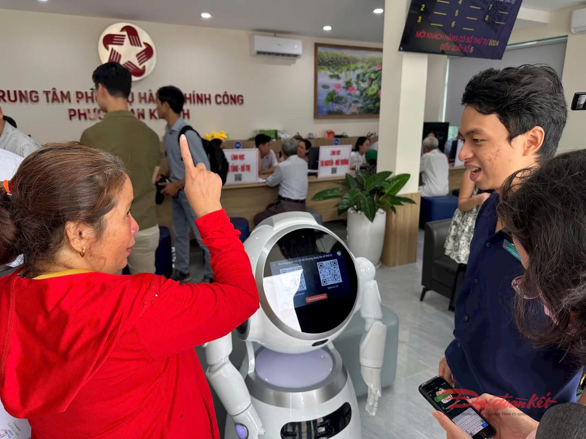 Robot hỗ trợ các thủ tục hành chính tại phường An Khánh (TPHCM) nhận được nhiều phản hồi rất tích cực của người dân. Ảnh: Hồng Phúc