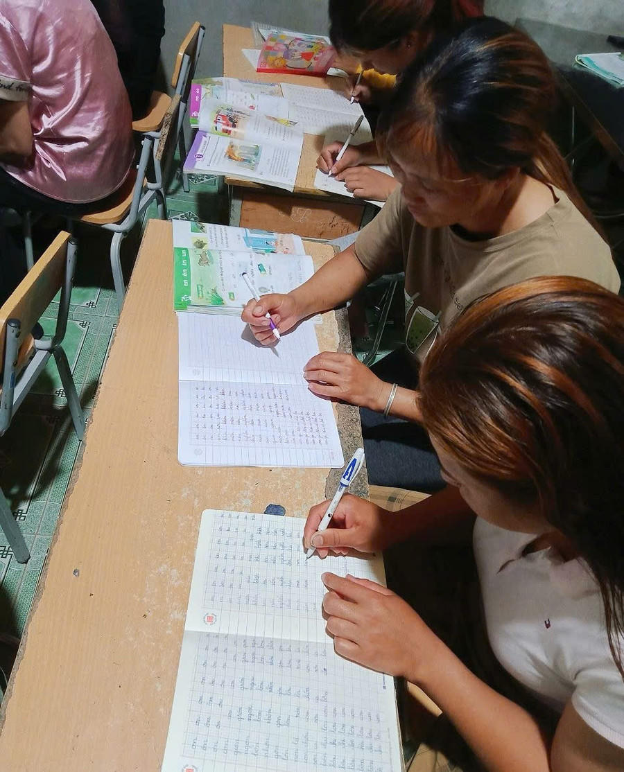 Từng nét chữ của học viên lớp xóa mù chữ được viết lên trang vở với đầy hi vọng. Ảnh: NVCC