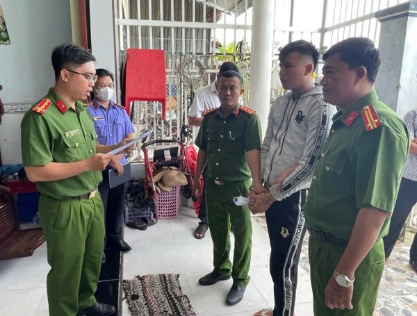 Cơ quan CSĐT, Công an tỉnh Cà Mau tống đạt Quyết định khởi tố và Lệnh đối với Phan Cao Nguyên.