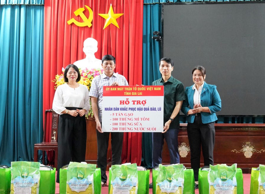 Ông Nguyễn Ngọc Lương, Phó Bí thư Tỉnh ủy, Chủ tịch Ủy ban MTTQ Việt Nam tỉnh Gia Lai trao hỗ trợ người dân xã Tuy Phước Đông khắc phục hậu quả bão lũ vừa qua. Ảnh: CV.