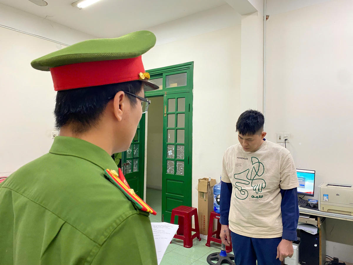 Lực lượng Công an tỉnh Quảng Ngãi đọc quyết định bắt Võ Văn T. Ảnh: CV.