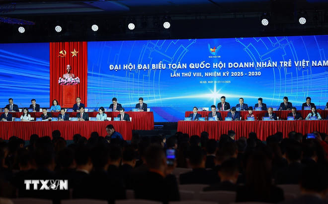 Thủ tướng Phạm Minh Chính và Đoàn Chủ tịch điều hành Đại hội đại biểu toàn quốc Hội Doanh nhân trẻ Việt Nam lần thứ VIII. (Ảnh: Dương Giang/TTXVN)