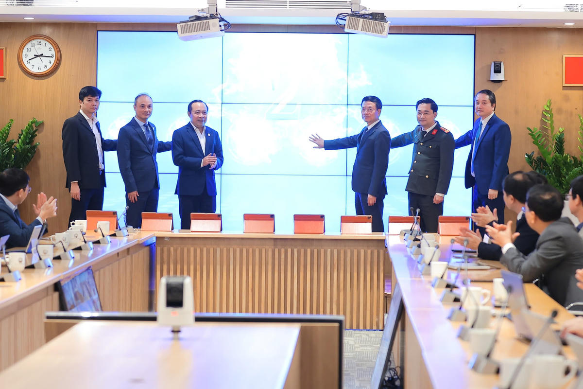 Các đại biểu thực hiện nghi thức bấm nút khai trương hệ thống.