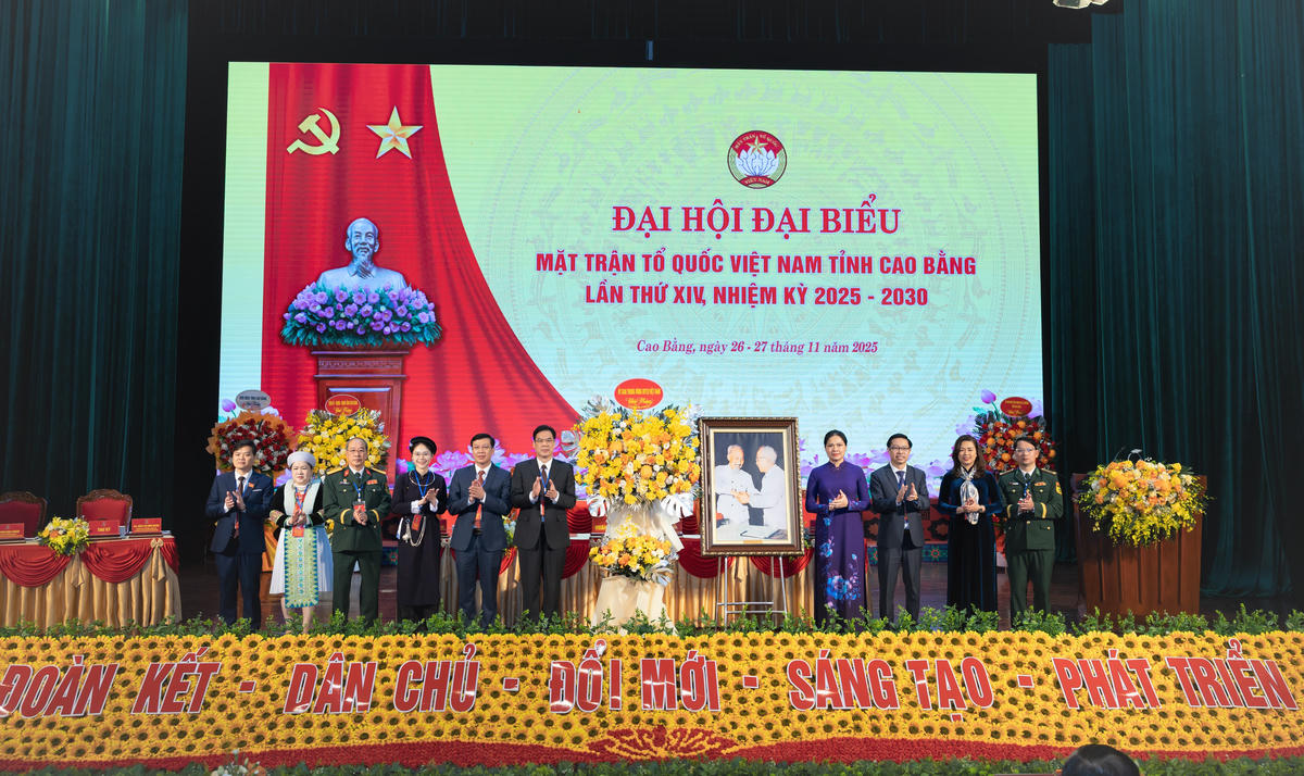 Phó Chủ tịch Ủy ban Trung ương MTTQ Việt Nam Hà Thị Nga tặng hoa và bức tranh “Bác Hồ và Bác Tôn” chúc mừng Đại hội. Ảnh: Thanh Hà.