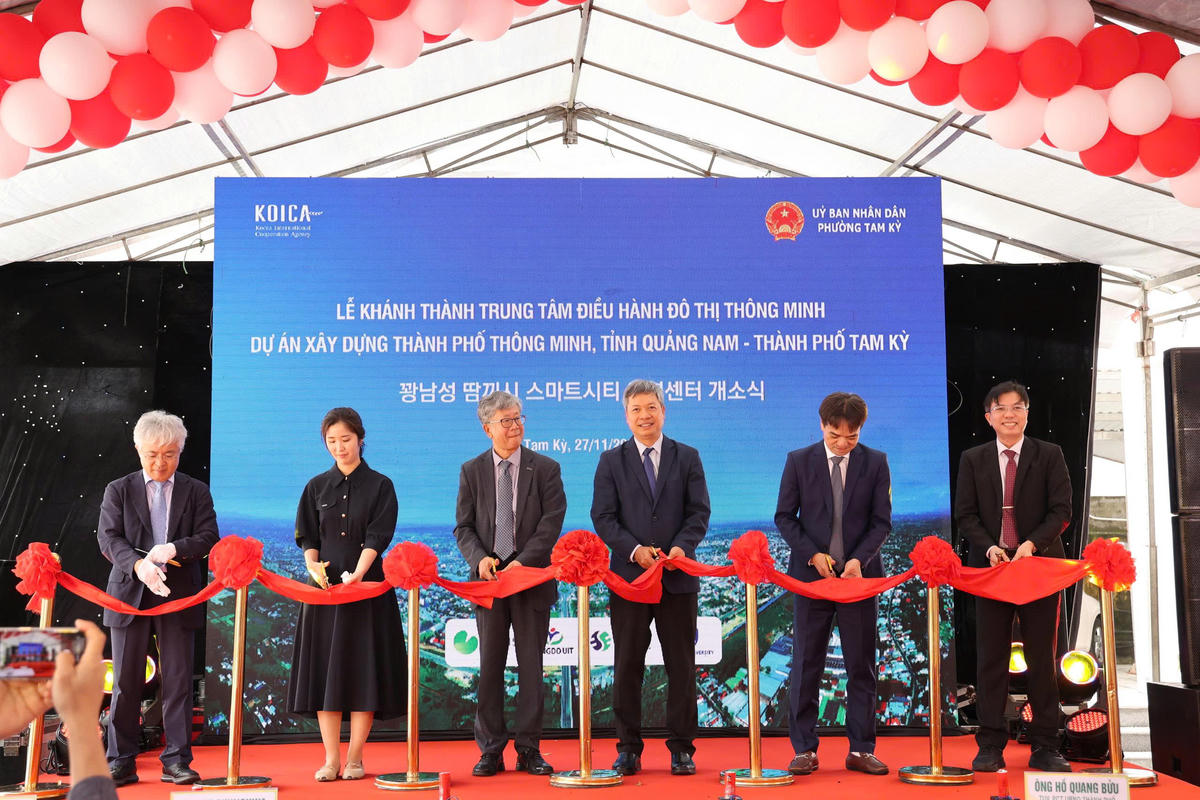 Các đại biểu thực hiện nghi thức lễ khánh thành Trung tâm Điều hành đô thị thông minh. Ảnh: CV.