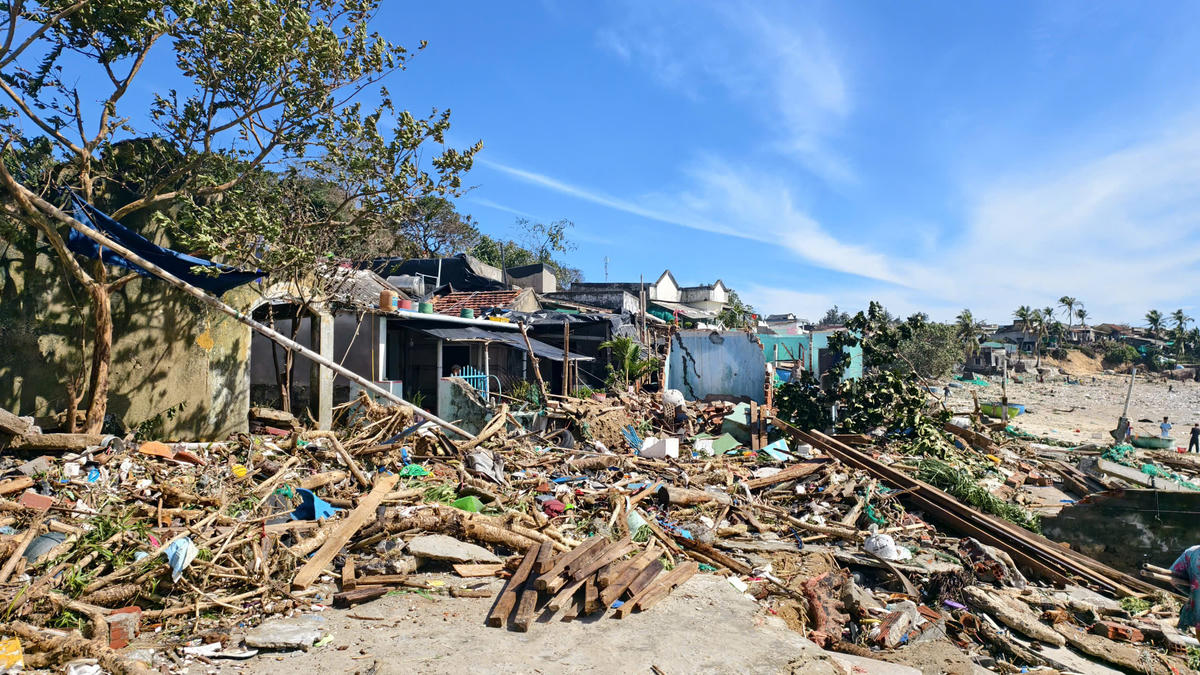 Một làng chài ven biển tỉnh Gia Lai thiệt hại nặng bão số 13 vừa qua. Ảnh: Tấn Thành.