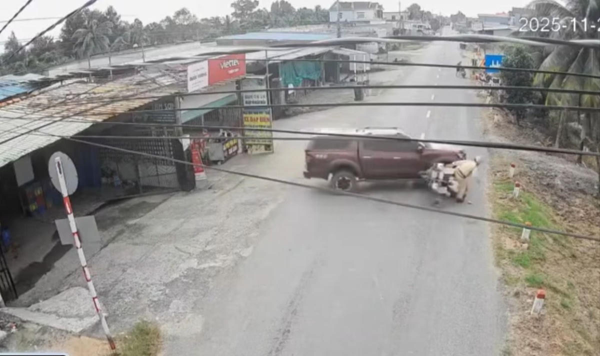 Hình ảnh Nhớ điều khiển tông thẳng vào xe đặc chung của CSGT. Ảnh: Cắt từ clip.