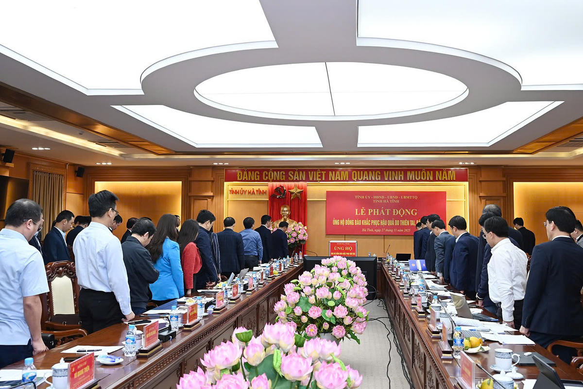 Các đại biểu dành phút tưởng niệm các nạn nhân thiệt mạng trong mưa lũ. 