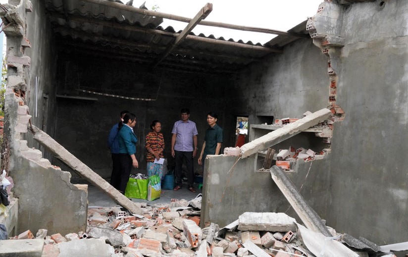 Ông Nguyễn Ngọc Lương, Phó Bí thư Tỉnh ủy, Chủ tịch Ủy ban MTTQ Việt Nam tỉnh Gia Lai thăm hỏi, động viên một nhà dân bị hư hỏng sau đợt mưa bão vừa qua. Ảnh: CV.