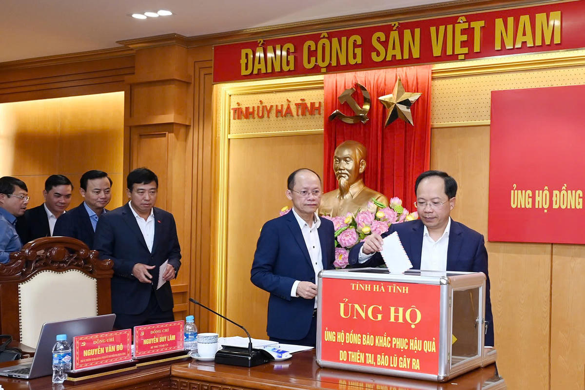 Bí thư Tỉnh ủy Nguyễn Duy Lâm và các đại biểu ủng hộ đồng bào khắc phục hậu quả do thiên tai, bão lũ gây ra.