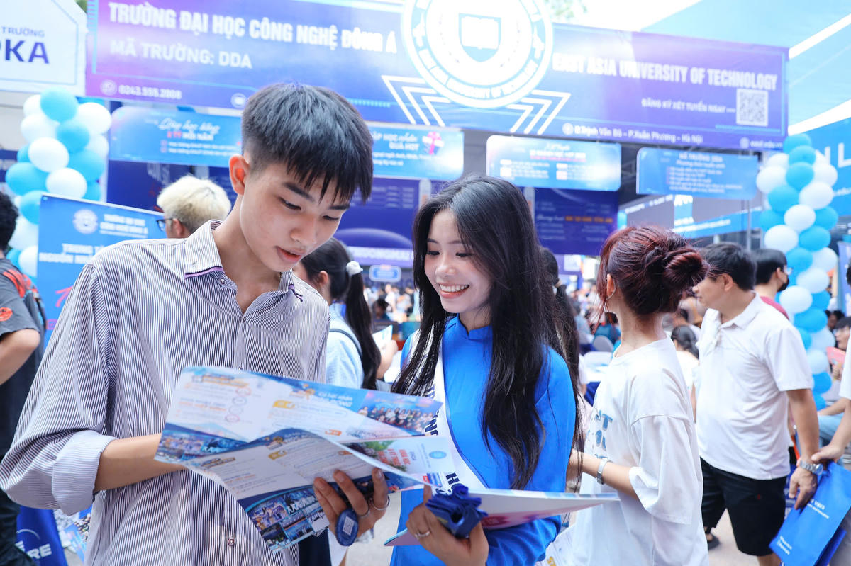 Thí sinh tìm hiểu thông tin tuyển sinh của trường đại học.