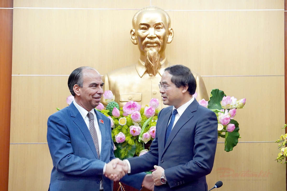 Đại sứ Cuba&nbsp;Rogelio Polanco Fuentes và Bí thư Tỉnh ủy Thái Nguyên Trịnh Xuân Trường. Ảnh: TN.