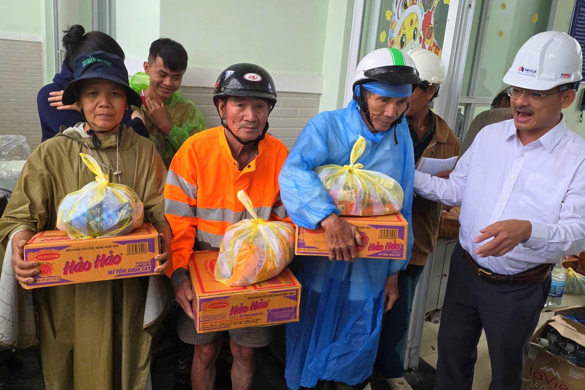 Ngoài 20 tỉ đồng gửi tới bà con thông qua Uỷ ban Mặt trận Tổ quốc tỉnh Gia Lai và Đắk Lắk, tập đoàn còn trao trực tiếp 2.000 phần quà tới bà con. Ảnh: T.X.