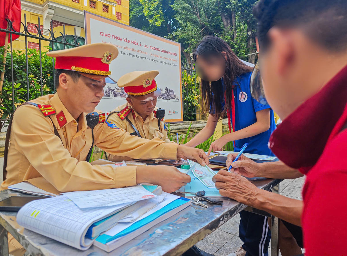 CSGT Hà Nội gửi danh sách hơn 3.000 học sinh vi phạm ATGT đến Sở Giáo dục và Đào tạo.