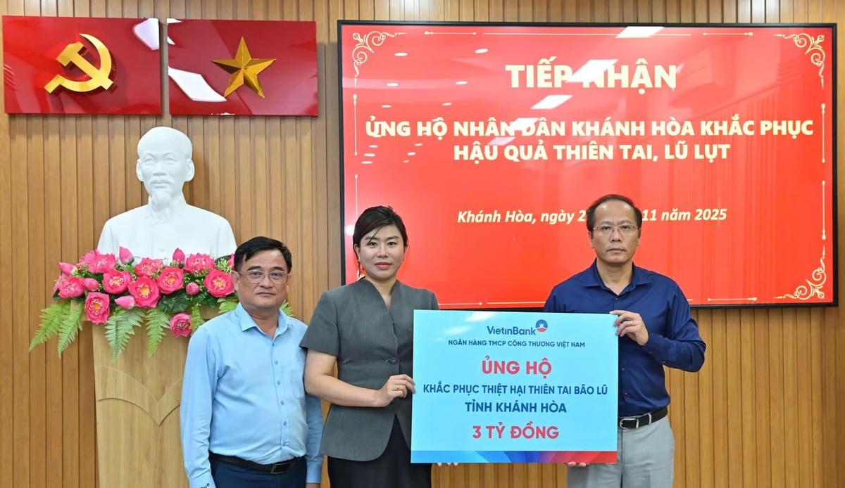 Ông Nguyễn Khắc Hà, Phó Bí thư Tỉnh ủy, Chủ tịch Ủy ban MTTQ Việt Nam tỉnh Khánh Hòa tiếp nhận kinh phí ủng hộ từ VietinBank. (ảnh X.H)