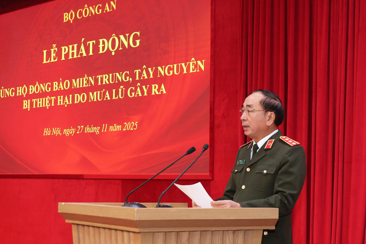 Thứ trưởng Trần Quốc Tỏ phát biểu tại Lễ phát động ủng hộ đồng bào miền Trung, Tây Nguyên bị thiệt hại do mưa lũ gây ra. Ảnh: Tiến Đạt.