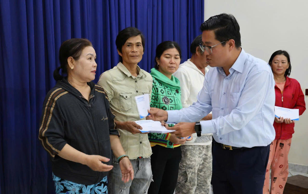 Ông Nguyễn Anh Tuấn, Tỉnh ủy viên, Phó chủ tịch HĐND tỉnh Bắc Ninh trao quà cho các hộ dân ở phường Bắc Nha Trang.