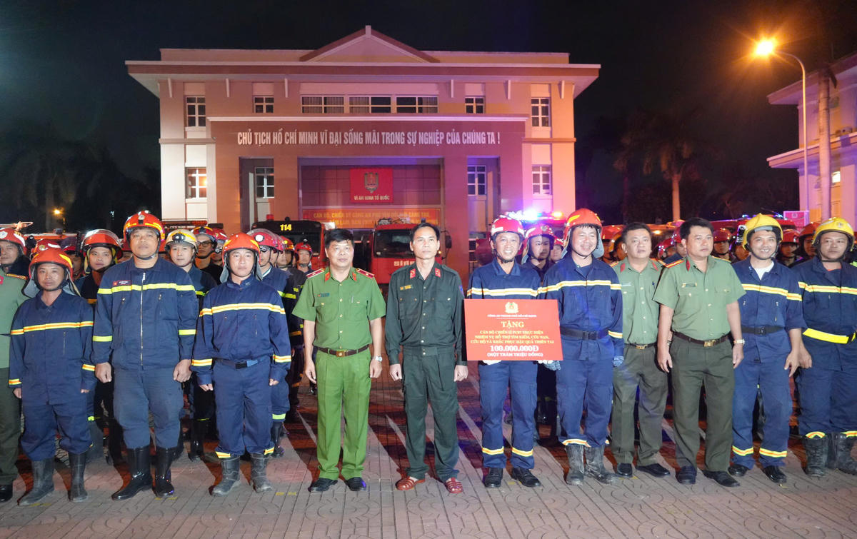 CATP Hồ Chí Minh thăm, hỗ trợ CBCS CAT Đắk Lắk. Ảnh: SĐ.