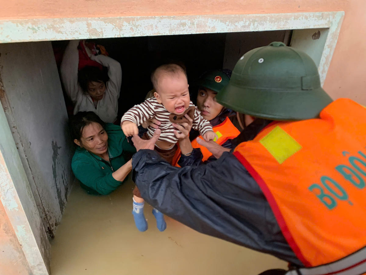 Bộ đội Biên phòng dầm mình trong mưa lạnh để cứu dân. Ảnh: BP.