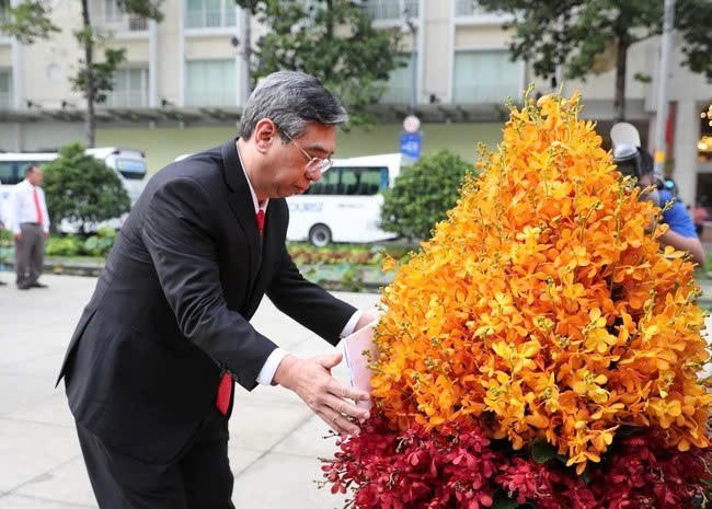 Ông Nguyễn Phước Lộc - Trưởng đoàn đại biểu dự đại hội dâng hoa tưởng nhớ Chủ tịch Hồ Chí Minh. Ảnh: Tr.A.