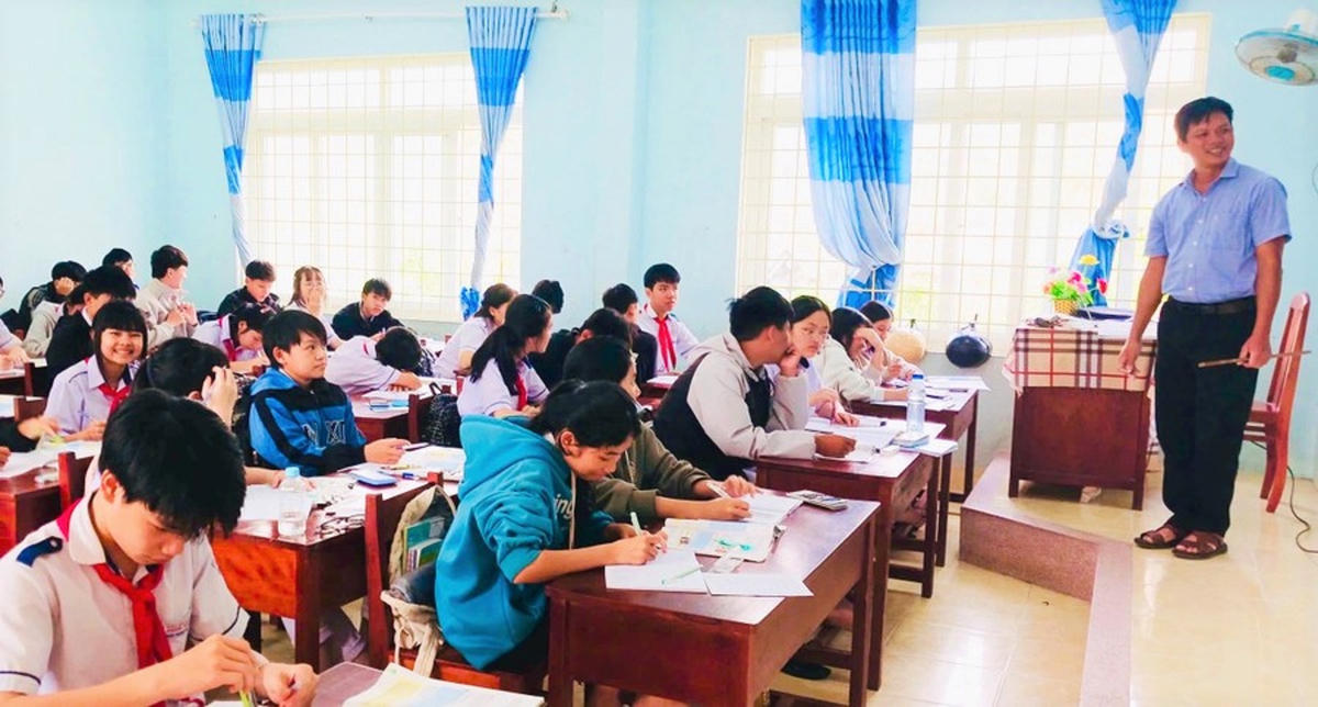 Thầy và trò Trường Trung học cơ sở Phước Thuận trở lại lớp học sau mưa lũ. Ảnh: CV.