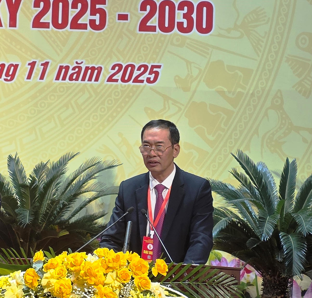 Ông Trịnh Tuấn Sinh, Phó Bí thư Tỉnh ủy, Chủ tịch Ủy ban MTTQ tỉnh Thanh Hóa phát biểu phiên thứ nhất. Ảnh: Nguyễn Chung.