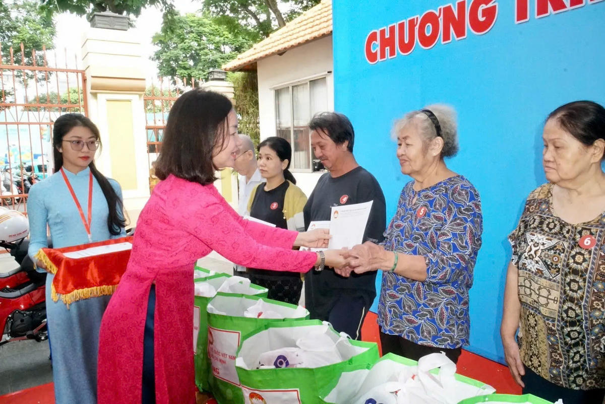 Bà Trương Thị Bích Hạnh - Phó Chủ tịch Thường trực Ủy ban Mặt trận thành phố trao quà cho hộ khó khăn. Ảnh: B.P.
