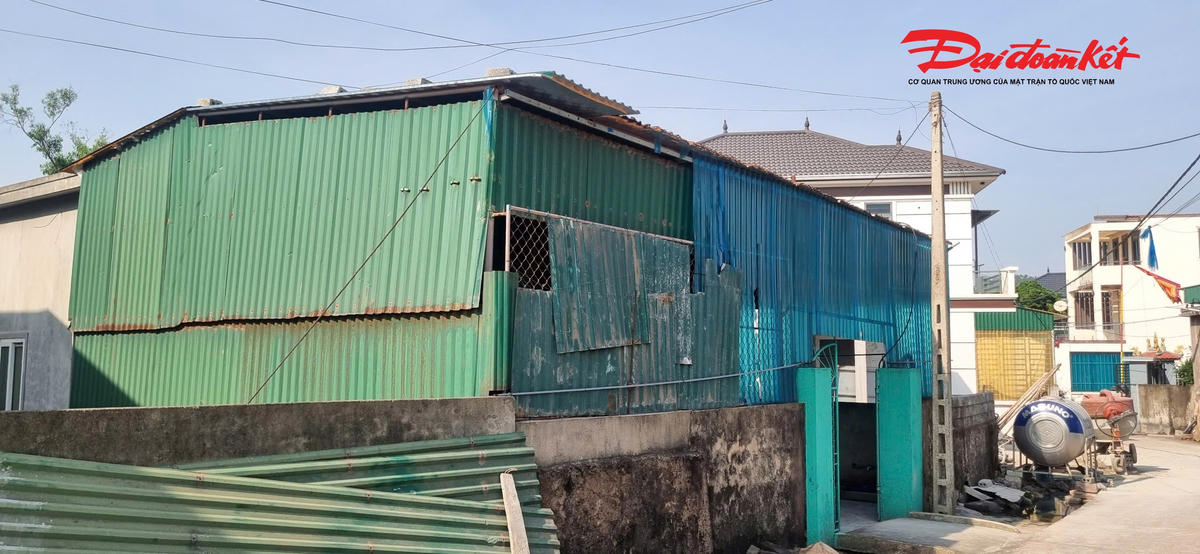 Để chống bụi và giảm tiếng ồn, nhiều gia đình phải đóng kín cửa, căng bạt quanh nhà. Một số hộ có điều kiện hơn thì dựng tôn chống ồn tạm bợ. Nhà cửa xuống cấp nhưng họ không được phép sửa chữa, xây mới vì nằm trong diện chờ di dời. Ảnh: ĐB