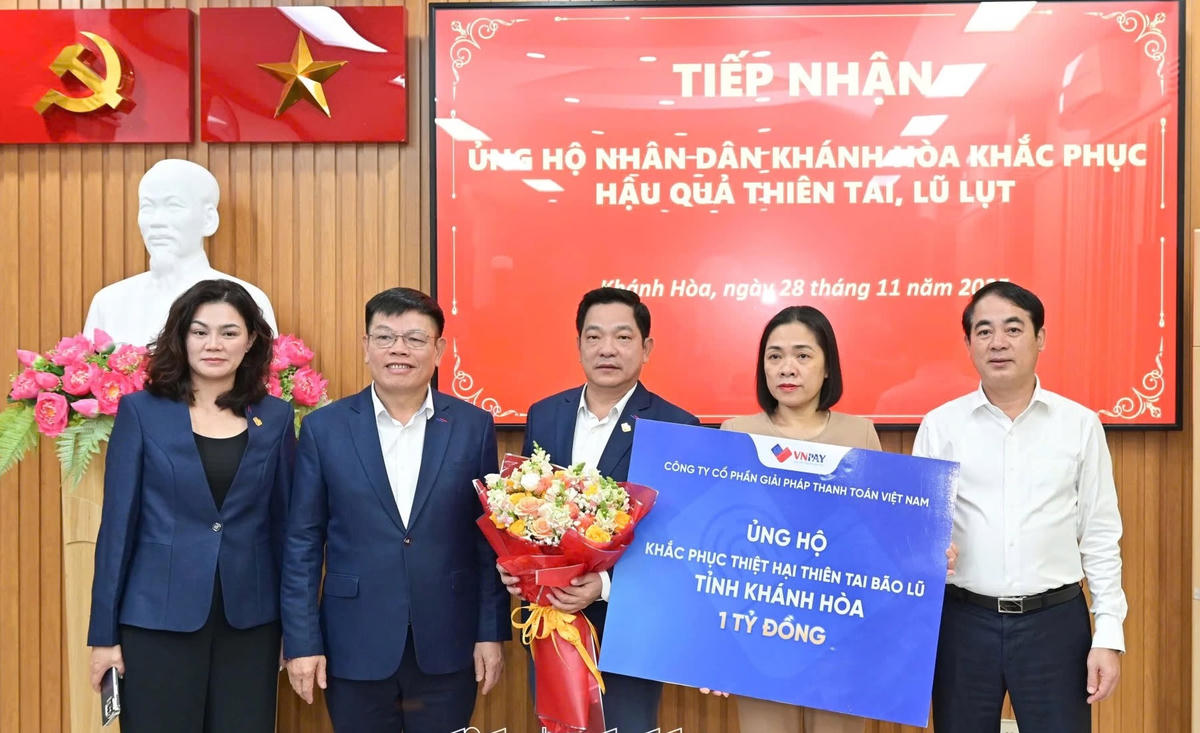 Ông Nghiêm Xuân Thành, Bí thư Tỉnh ủy Khánh Hòa tặng hoa tri ân VNPAY. (ảnh H.L)