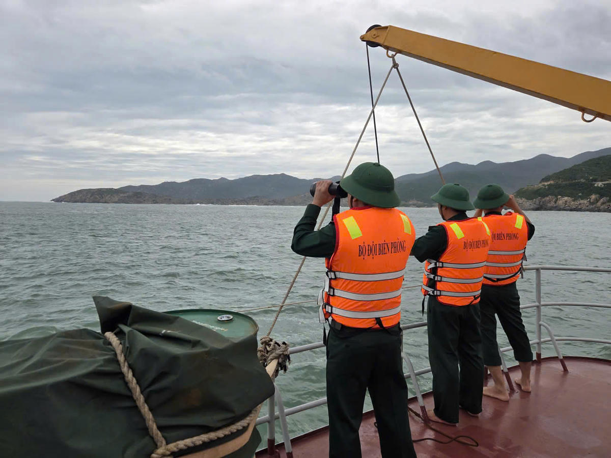 Lực lượng cứu hộ đang sử dụng biện pháp nghiệp vụ để tìm kiếm 3 ngư dân mất tích. Ảnh: Văn Tân.