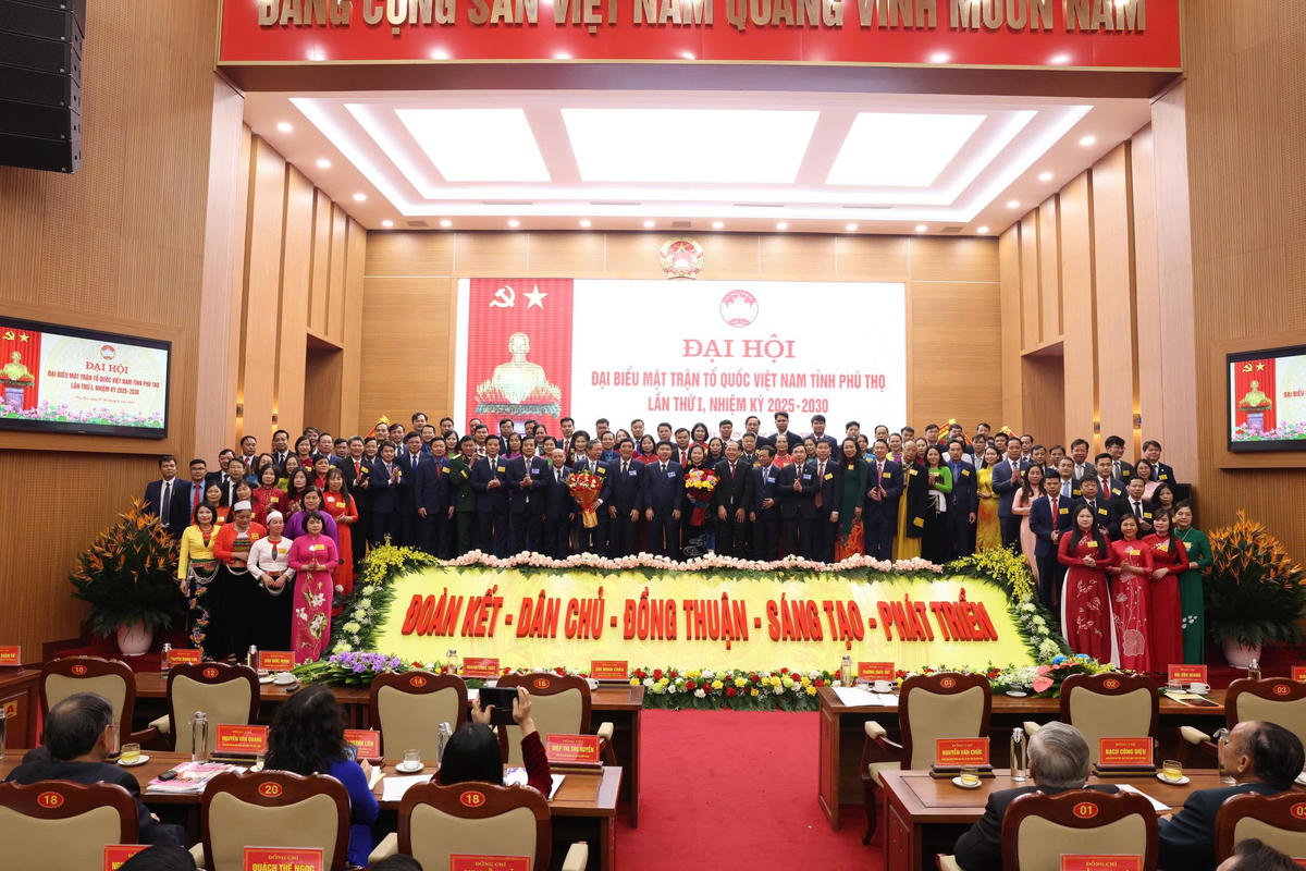Các vị ủy viên Ủy ban MTTQ tỉnh Phú Thọ nhiệm kỳ 2025-2030 ra mắt Đại hội