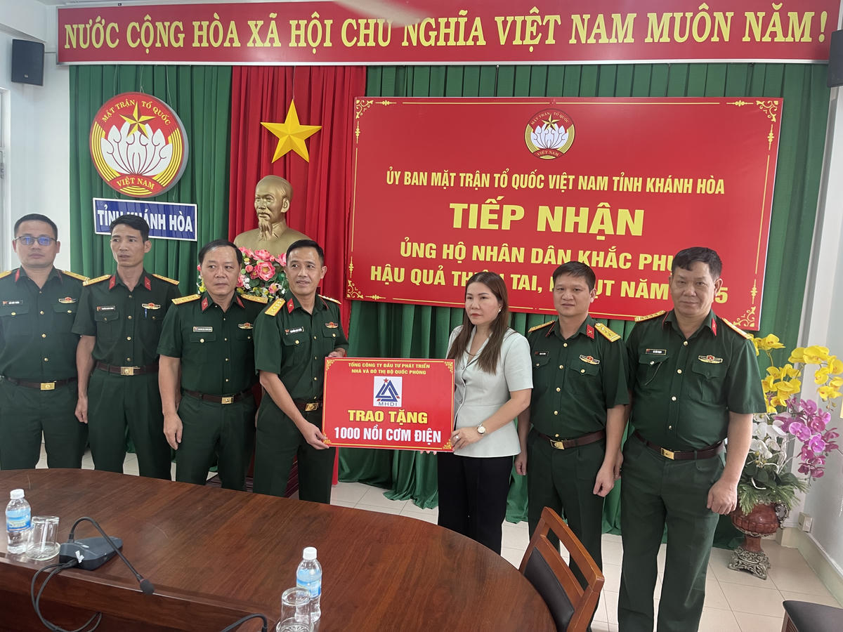 Khánh Hòa tiếp nhận 1.000 nồi cơm điện do Tổng công ty Đầu tư phát triển nhà và Đô thị Bộ Quốc phòng ủng hộ. (ảnh Thùy Trang)