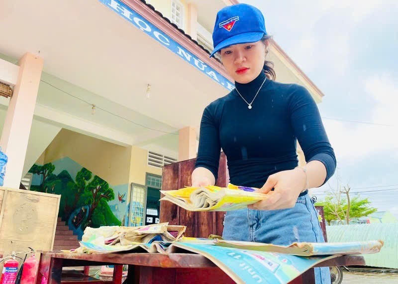 Mưa lũ làm ướt và hư hỏng nhiều bộ sách giáo khoa và đồ dùng học tập của học sinh ở Gia Lai. Ảnh: CV.