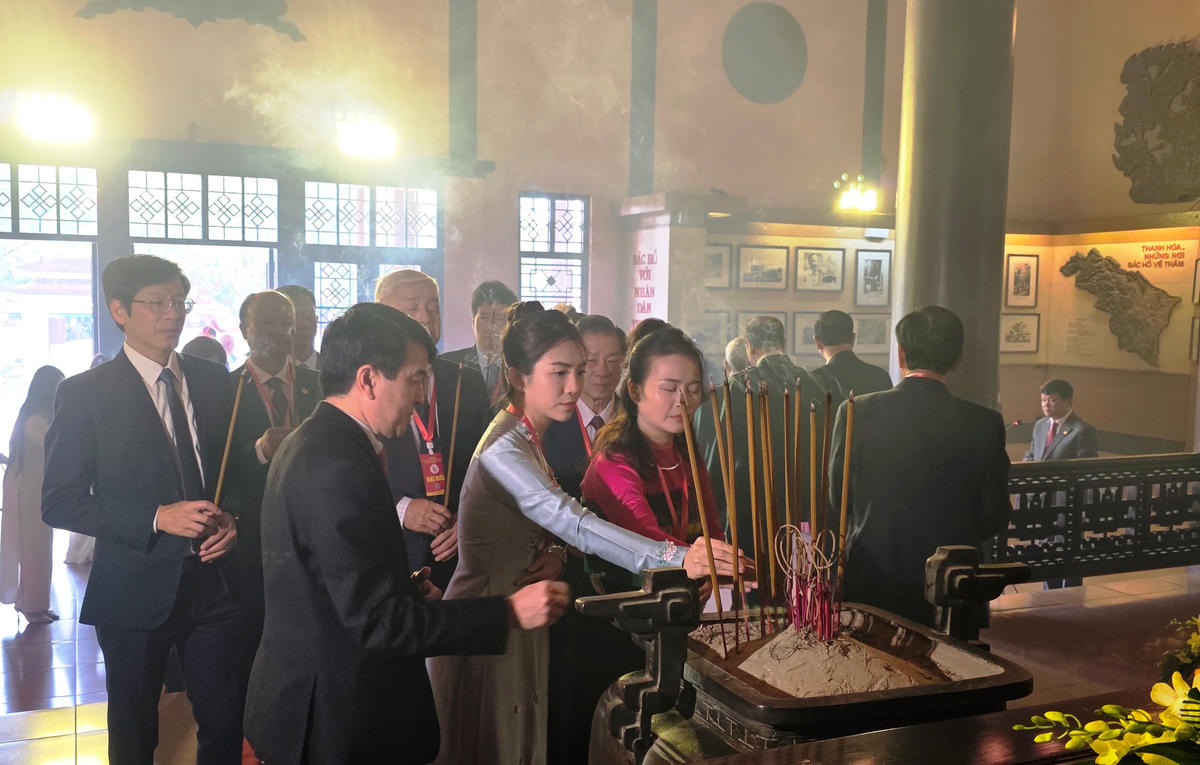 Các đại biểu cùng dâng hương trước anh linh Bác Hồ. Ảnh: Nguyễn Chung.