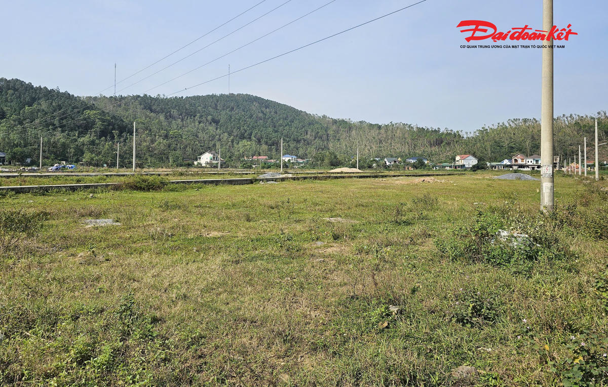 Nguyên nhân của sự chậm trễ kéo dài này chủ yếu nằm ở thủ tục và kinh phí bồi thường, giải phóng mặt bằng. Trước đây, công tác GPMB do huyện Nghi Lộc phụ trách, nhưng sau khi sáp nhập đơn vị hành chính, nhiệm vụ được chuyển về UBND xã Hải Lộc. Từ đó, toàn bộ hồ sơ, tiến độ đều bị “nghẽn”. Ảnh: ĐB