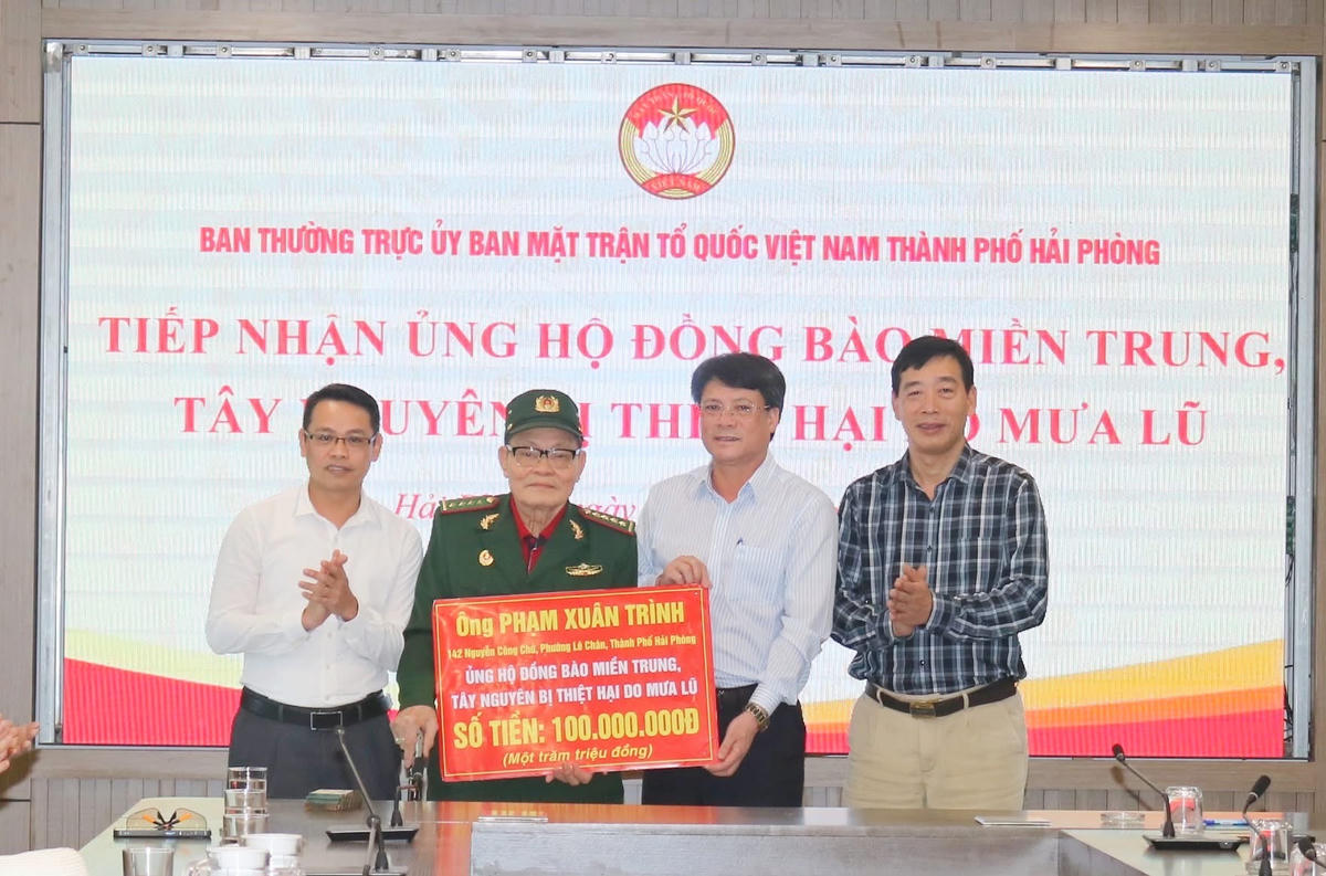 Cựu chiến binh Phạm Xuân Trình trao tặng 100 triệu đồng – số tiền ông dành dụm trong nhiều năm để sẻ chia với đồng bào vùng thiên tai. Ảnh: PT.&nbsp;