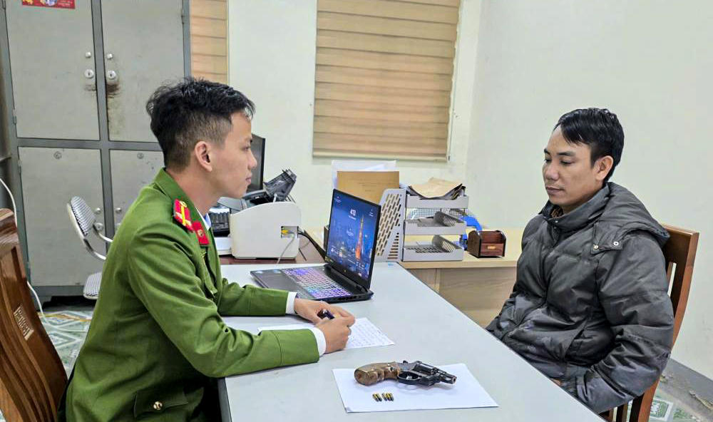 Đối tượng Trương Văn Bạch tại cơ quan điều tra. Ảnh: CAHT