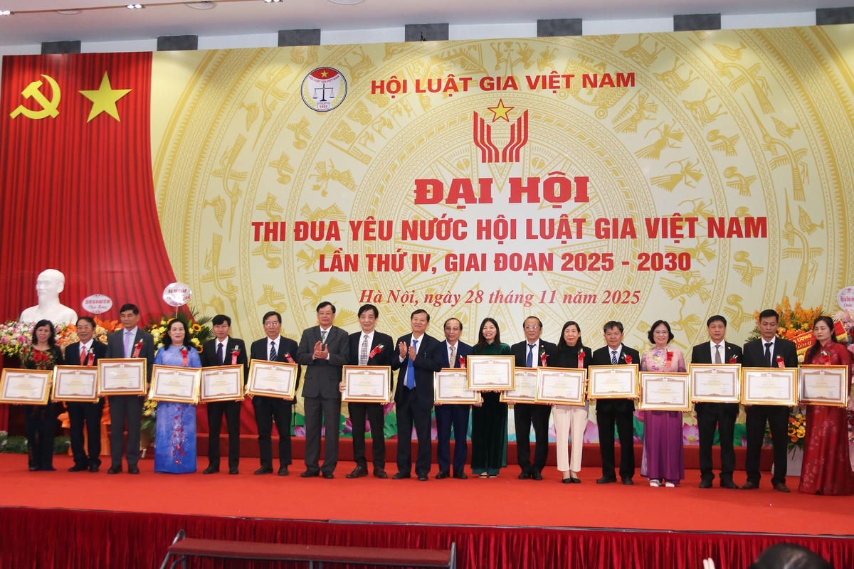 Trao tặng Bằng khen cho&nbsp;các tập thể, cá nhân có thành tích xuất sắc trong triển khai các phong trào thi đua yêu nước giai đoạn 2020-2025.&nbsp; Ảnh: Tiến Đạt.