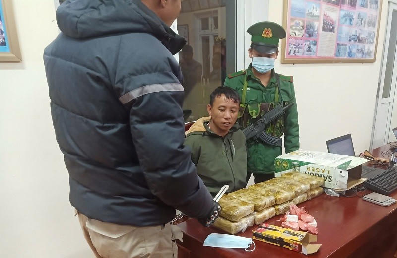 Đối tượng Thào A Pháng bị bắt giữ cùng tang vật. Ảnh: L.L