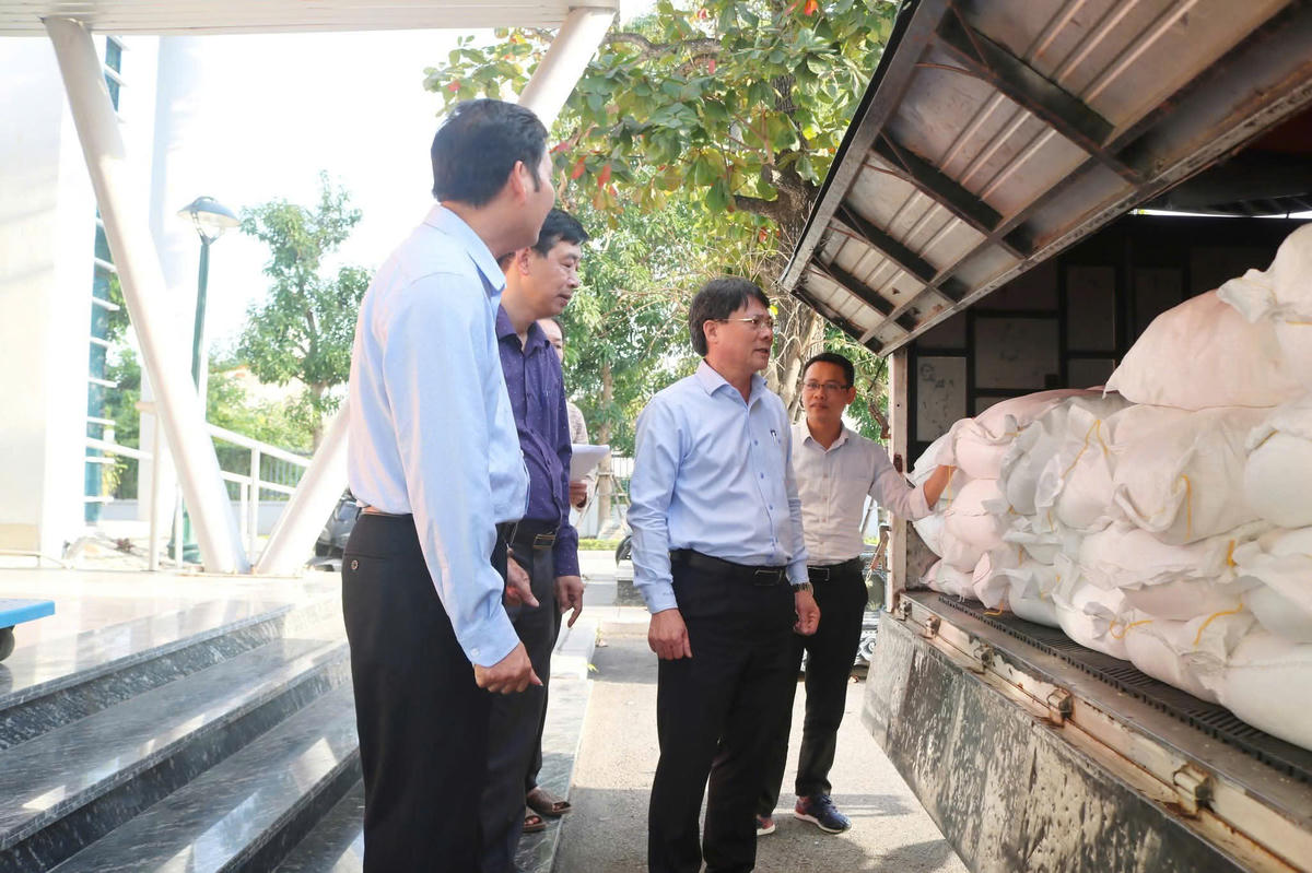 Ông Bùi Xuân Bắc, Phó Chủ tịch Uỷ ban MTTQ Việt Nam TP Hải Phòng kiểm tra hàng hoá trước khi vận chuyển. Ảnh: PT.&nbsp;