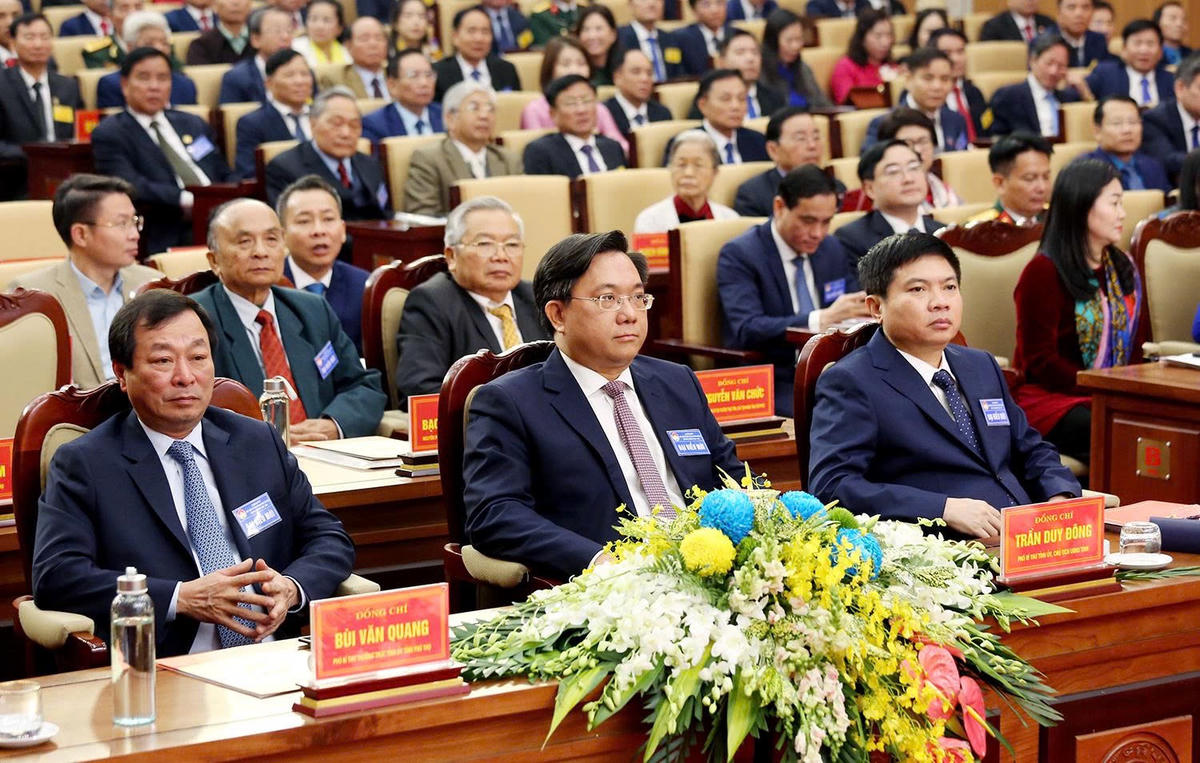 (Từ phải sang trái) Bí thư Tỉnh ủy Trương Quốc Huy, Chủ tịch UBND tỉnh Trần Duy Đông, và Phó Bí thư Thường trực Tỉnh ủy Bùi Văn Quang dự Đại hội.