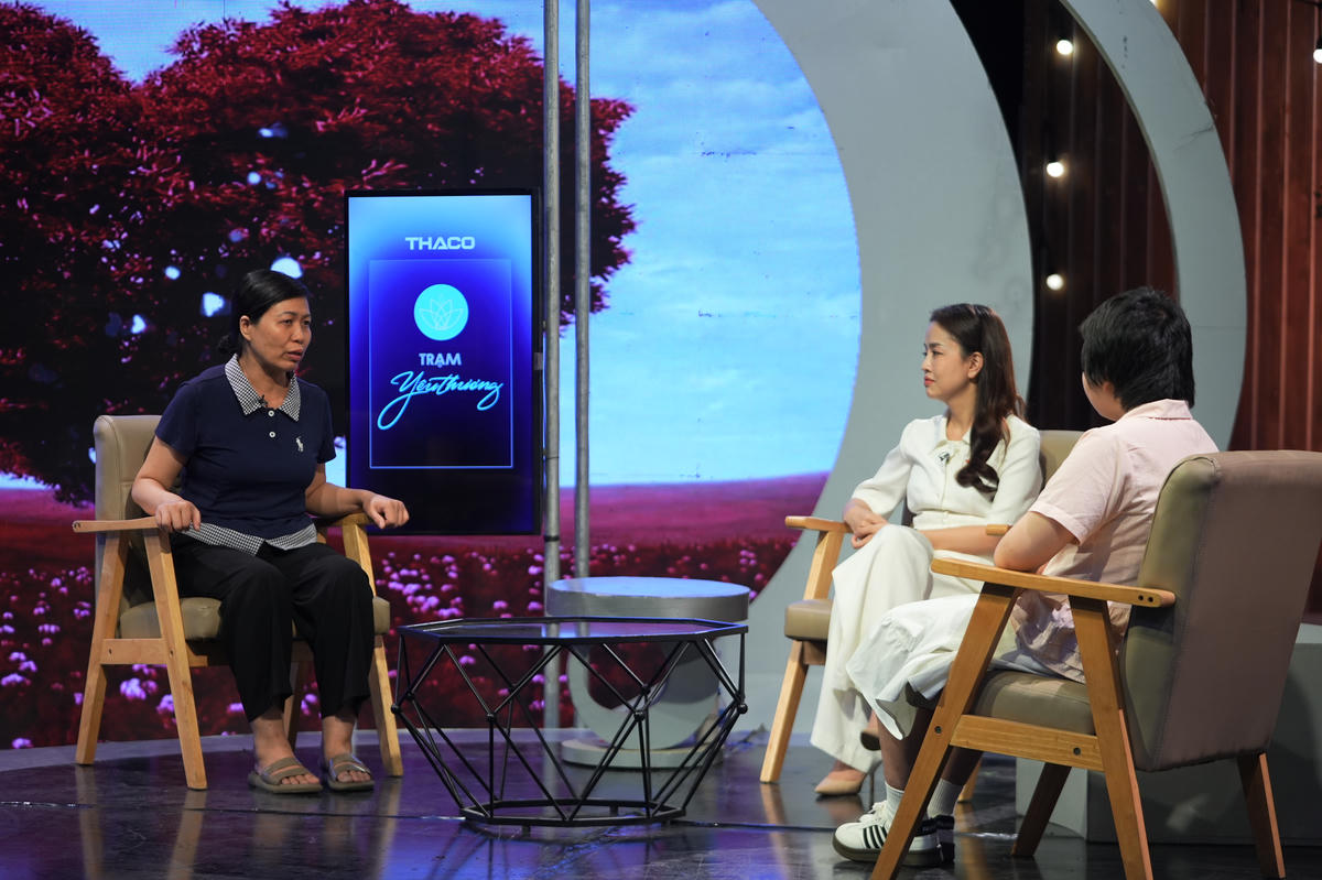 “Thương con lắm, nhưng không dám khóc. Chỉ sợ con nhìn thấy lại càng đau hơn” – mẹ em Chu Ánh Tuyết xúc động chia sẻ. Ảnh: VTV