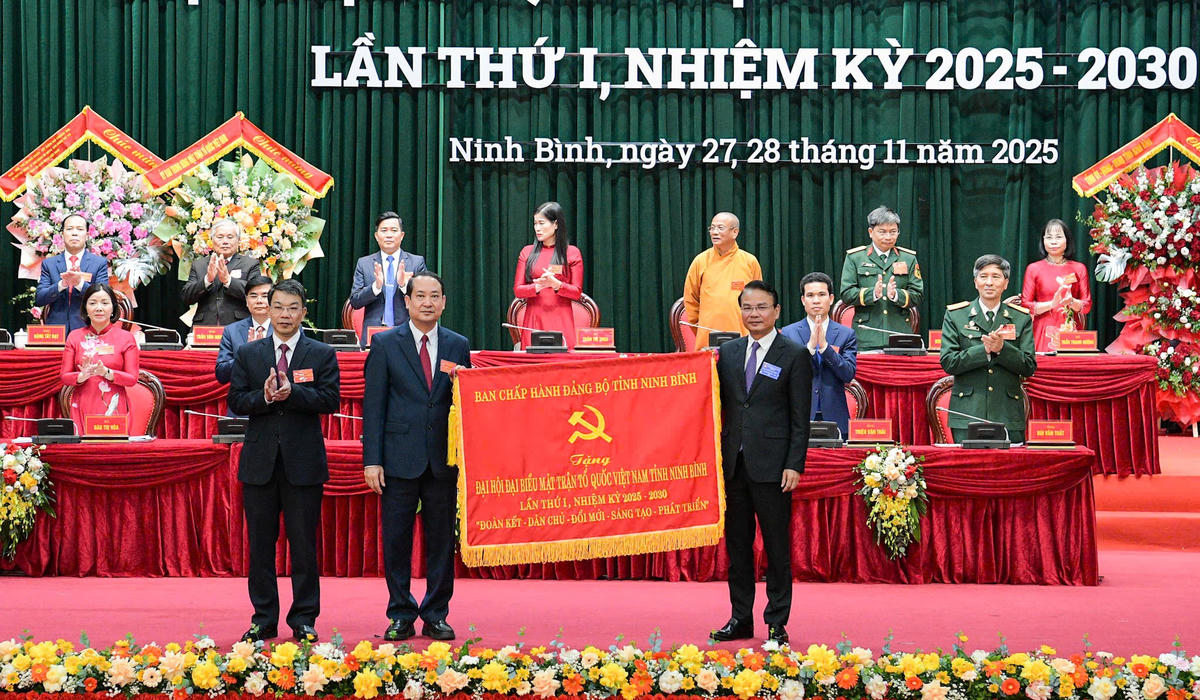 Bí thư Tỉnh ủy Đặng Xuân Phong tặng đại hội bức trướng với nội dung: 'Đoàn kết-Dân chủ-Đổi mới-Sáng tạo-Phát triển'. Ảnh: Trường Giang