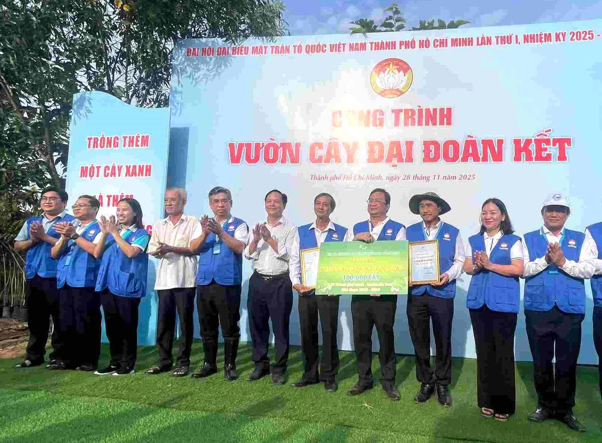 Ủy ban Mặt trận Tổ quốc Việt Nam TP Hồ Chí Minh tri ân các cá nhân, tổ chức, đơn vị đồng hành cùng chương trình. Ảnh: Đ.T.