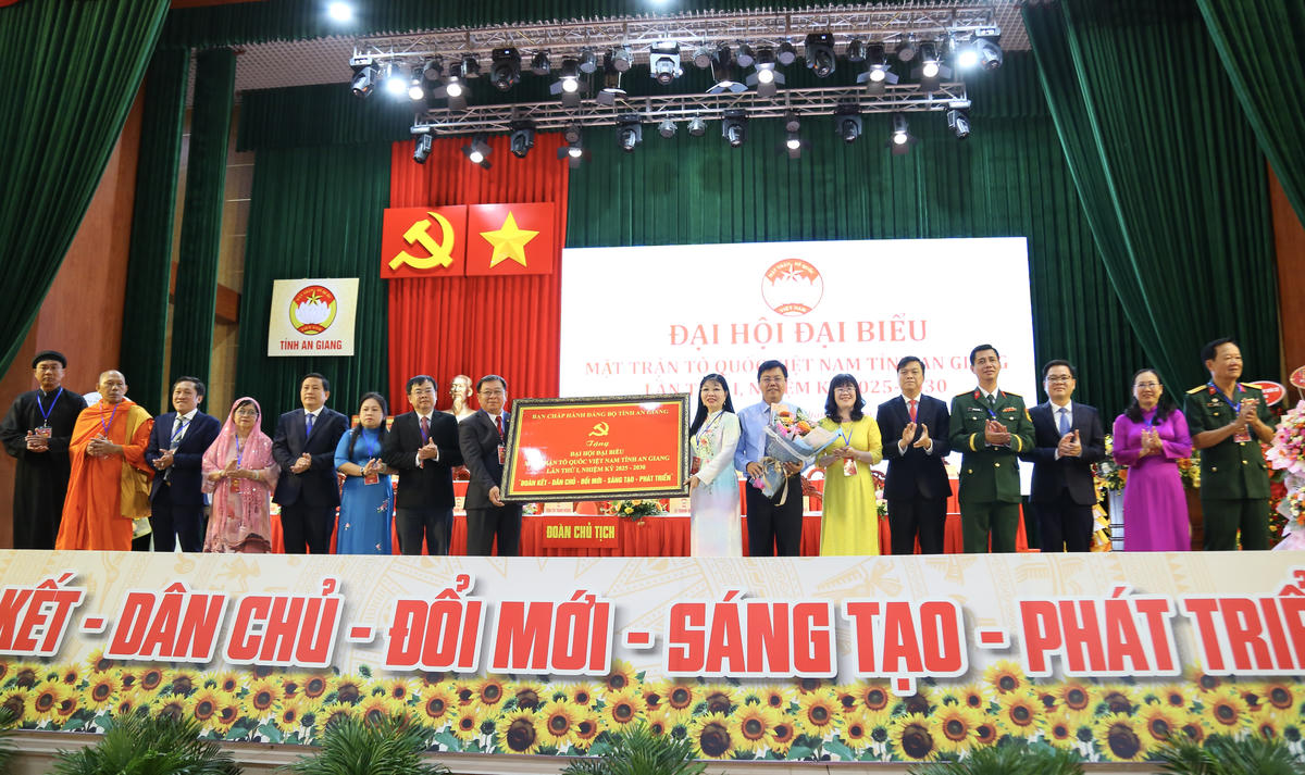 Bí thư Tỉnh ủy An Giang Nguyễn Tiến Hải trao tặng bức trướng của Ban Chấp hành Đảng bộ tỉnh An Giang chúc mừng đại hội. (Ảnh: Thanh Tiến). 