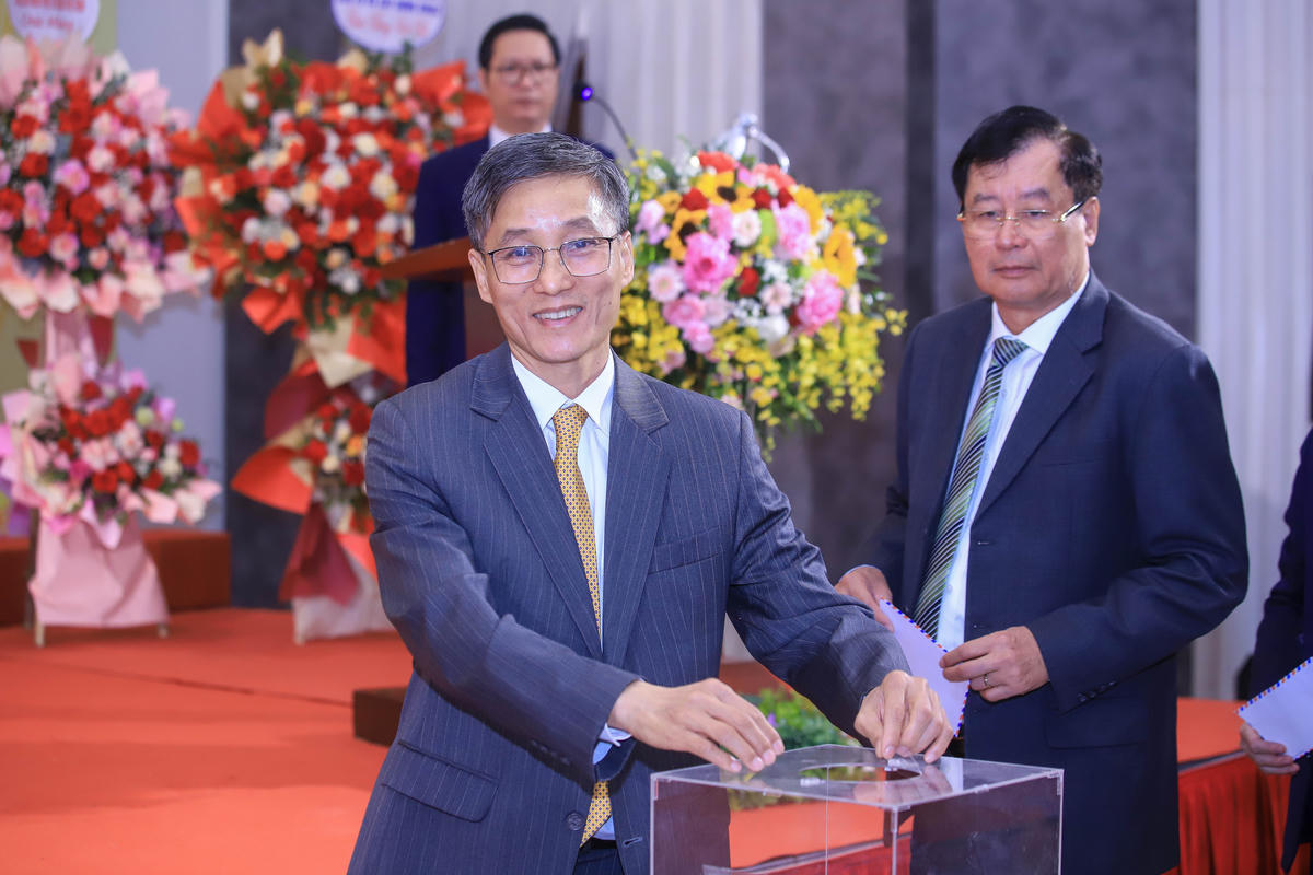 Lãnh đạo Hội Luật gia Việt Nam hưởng ứng ủng hộ&nbsp;đồng bào bị thiệt hại do bão lũ gây ra ở miền Trung, Tây Nguyên.